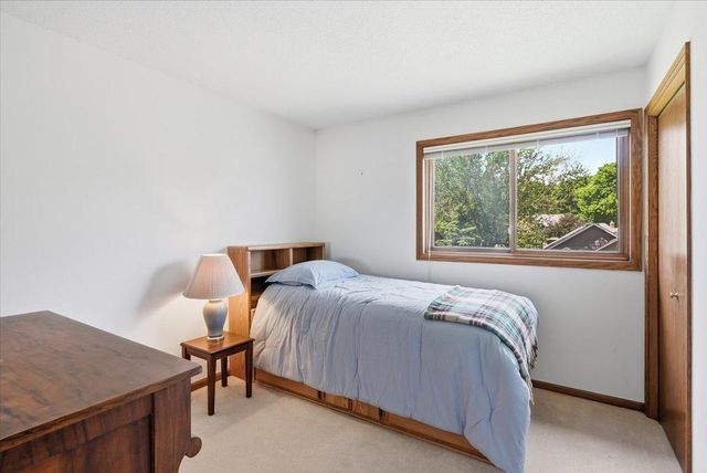7860 Upper 17th Street N, Oakdale, MN 55128