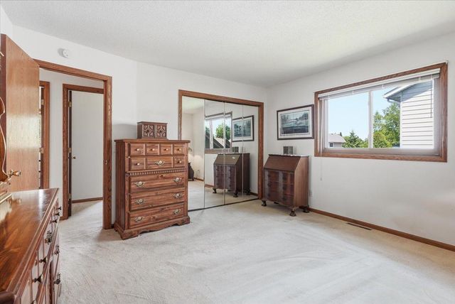 7860 Upper 17th Street N, Oakdale, MN 55128