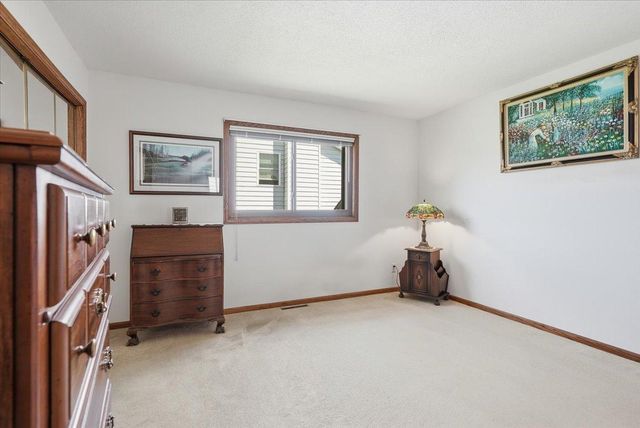 7860 Upper 17th Street N, Oakdale, MN 55128
