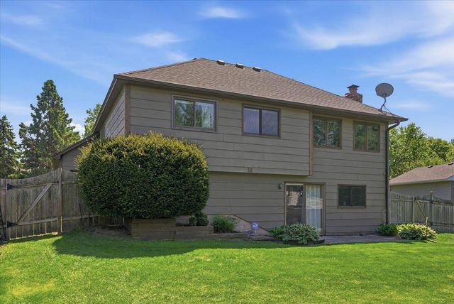 7860 Upper 17th Street N, Oakdale, MN 55128