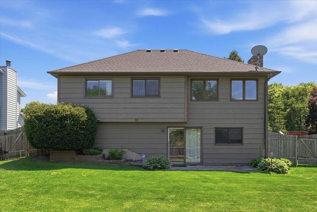 7860 Upper 17th Street N, Oakdale, MN 55128