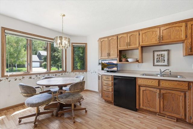 7860 Upper 17th Street N, Oakdale, MN 55128