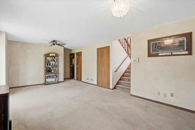 7860 Upper 17th Street N, Oakdale, MN 55128