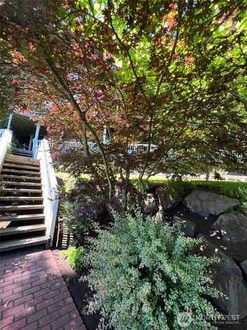 648 Lake Sammamish Lane NE, Bellevue, WA 98008