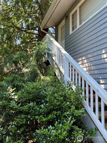 648 Lake Sammamish Lane NE, Bellevue, WA 98008