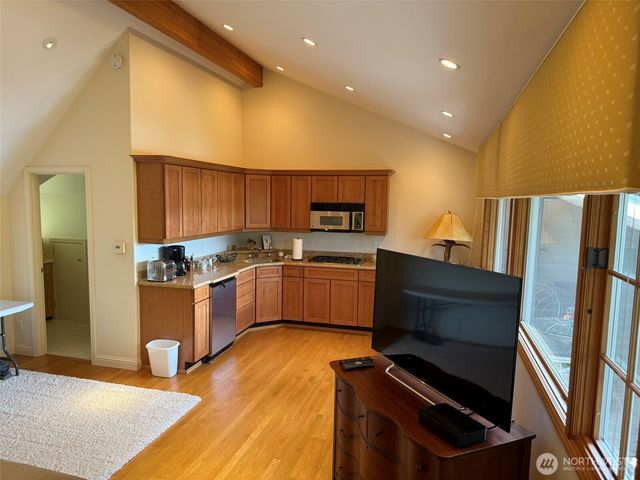 648 Lake Sammamish Lane NE, Bellevue, WA 98008