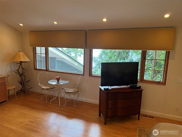 648 Lake Sammamish Lane NE, Bellevue, WA 98008