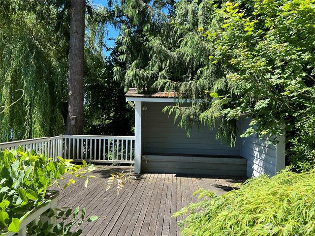 648 Lake Sammamish Lane NE, Bellevue, WA 98008