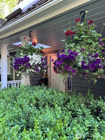 648 Lake Sammamish Lane NE, Bellevue, WA 98008