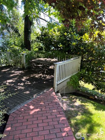 648 Lake Sammamish Lane NE, Bellevue, WA 98008