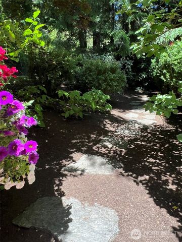 648 Lake Sammamish Lane NE, Bellevue, WA 98008