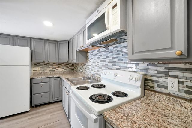915 W OAK RIDGE ROAD B, Orlando, FL 32809