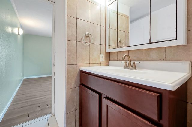 915 W OAK RIDGE ROAD B, Orlando, FL 32809