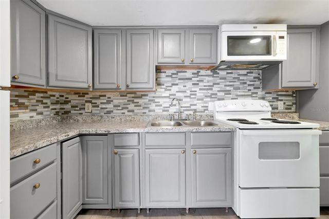 915 W OAK RIDGE ROAD B, Orlando, FL 32809