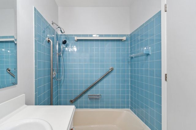 234 Nesmith St 14, Lowell, MA 01852