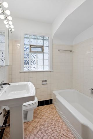 4714 W warwick Avenue, Chicago, IL 60641