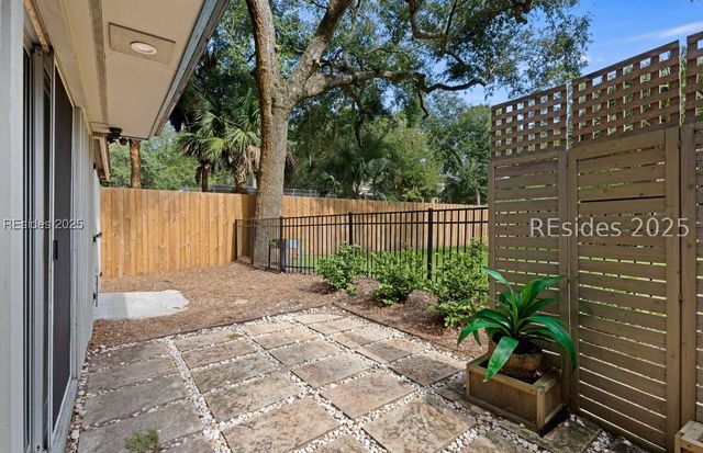 10 Myrtle Ln, Hilton Head Island, SC 29928