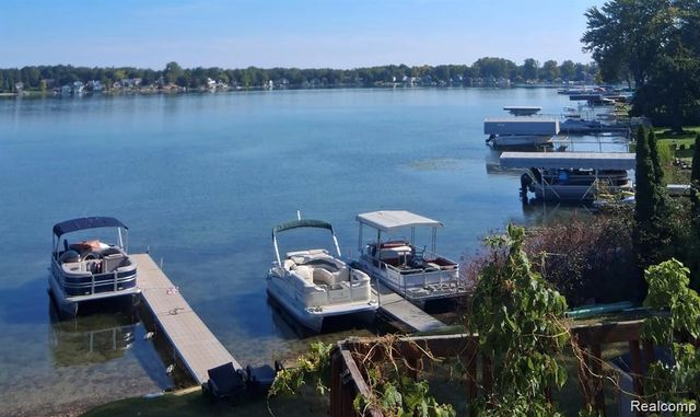 11055 Silver View Court, South Lyon, MI 48178