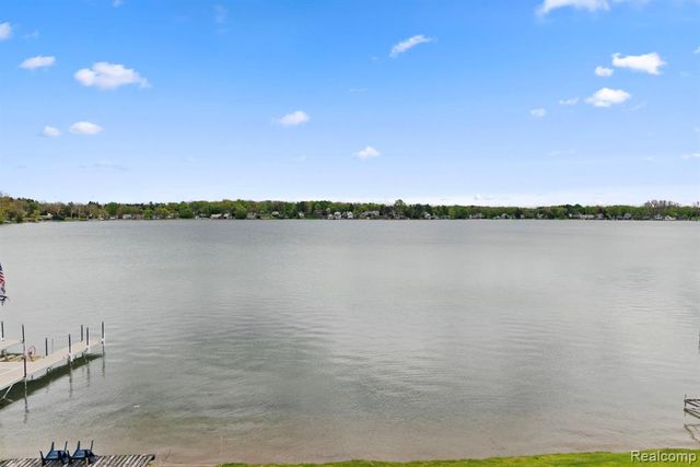 11055 Silver View Court, South Lyon, MI 48178
