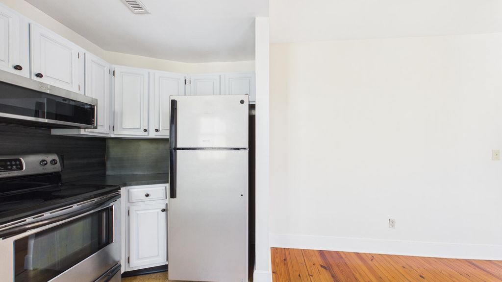 Image 10 of property listing at 52 S Battery E, Charleston, SC 29401