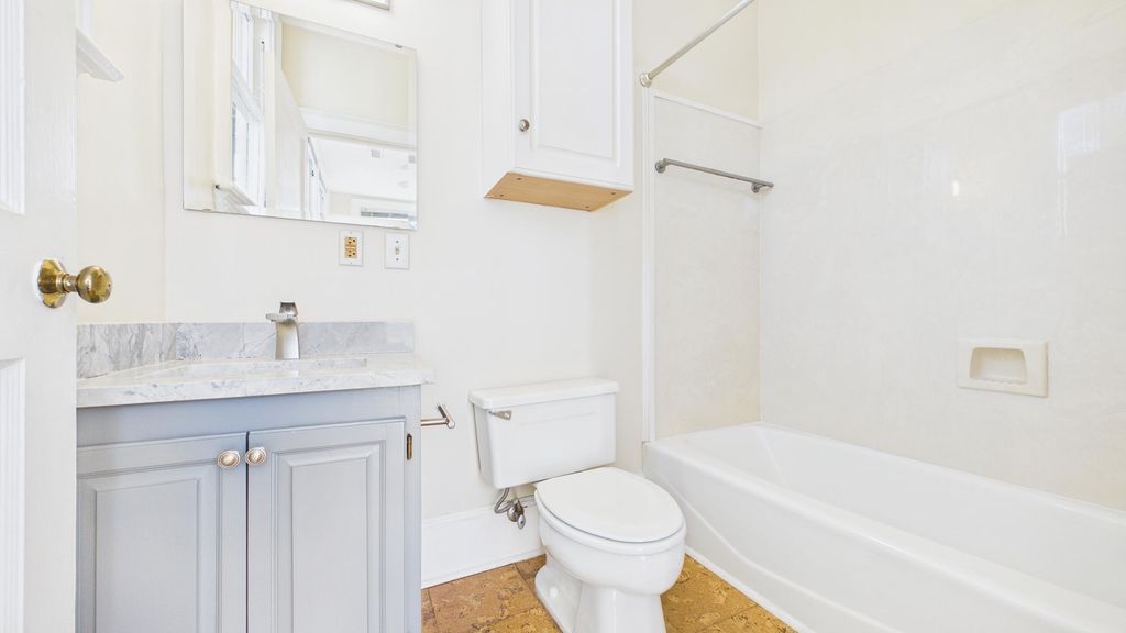 Image 18 of property listing at 52 S Battery E, Charleston, SC 29401