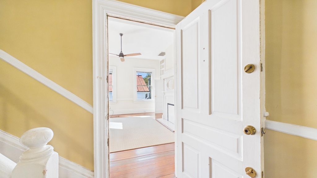 Image 3 of property listing at 52 S Battery E, Charleston, SC 29401