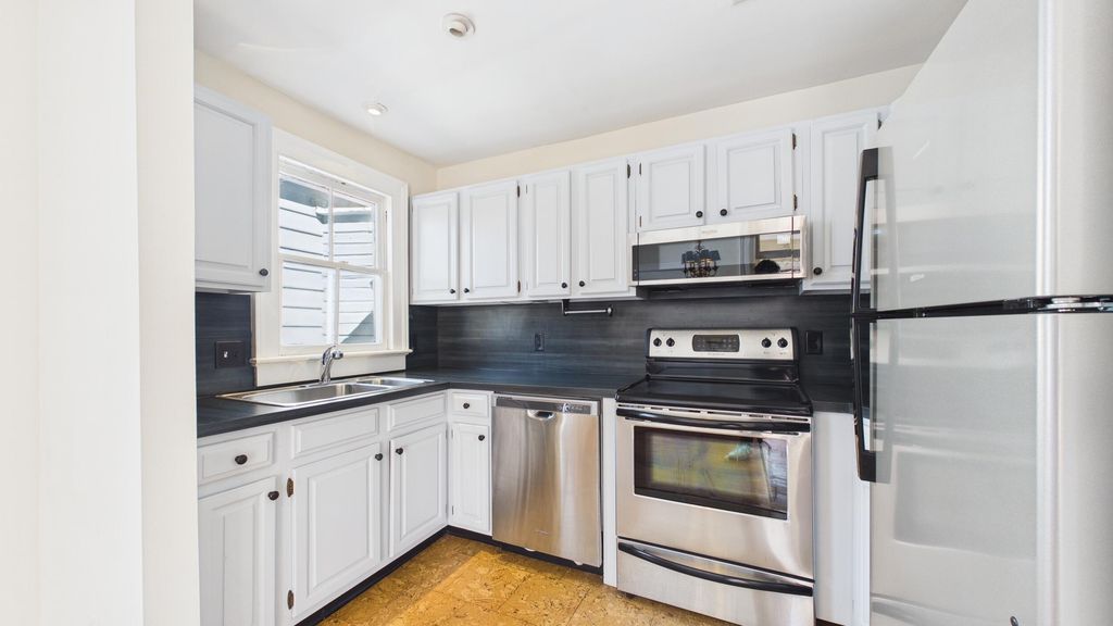 Image 9 of property listing at 52 S Battery E, Charleston, SC 29401