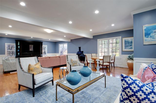 50 Davis Lane, Roslyn, NY 11576