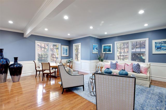 50 Davis Lane, Roslyn, NY 11576