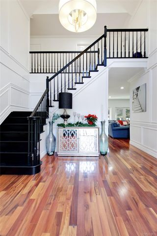 50 Davis Lane, Roslyn, NY 11576