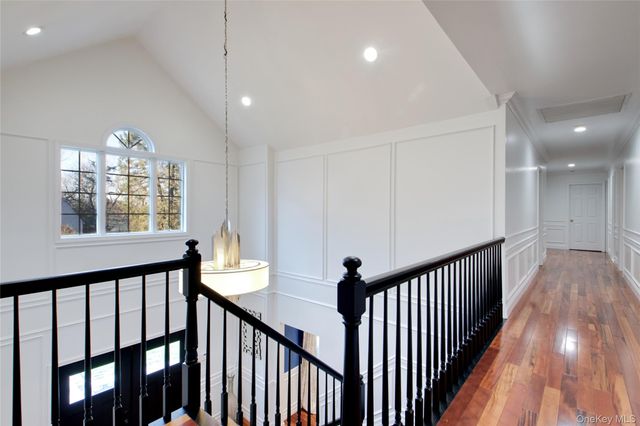 50 Davis Lane, Roslyn, NY 11576