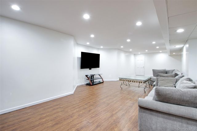 50 Davis Lane, Roslyn, NY 11576