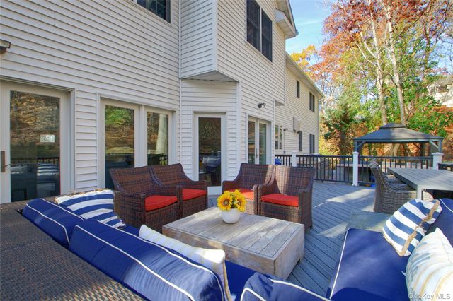 50 Davis Lane, Roslyn, NY 11576