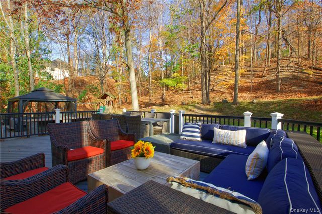 50 Davis Lane, Roslyn, NY 11576