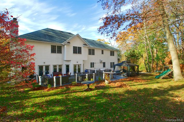 50 Davis Lane, Roslyn, NY 11576