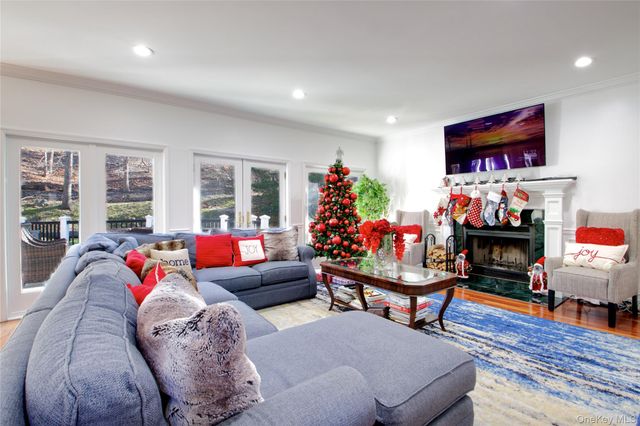 50 Davis Lane, Roslyn, NY 11576