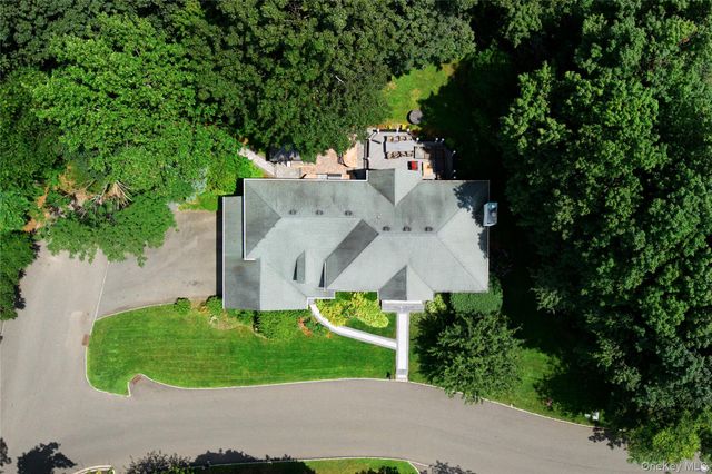 50 Davis Lane, Roslyn, NY 11576