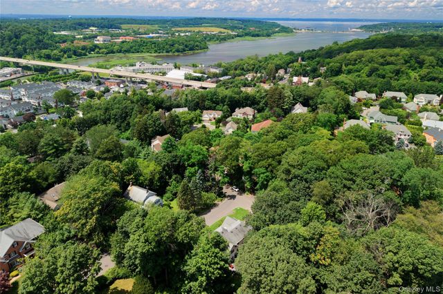 50 Davis Lane, Roslyn, NY 11576