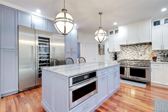 50 Davis Lane, Roslyn, NY 11576