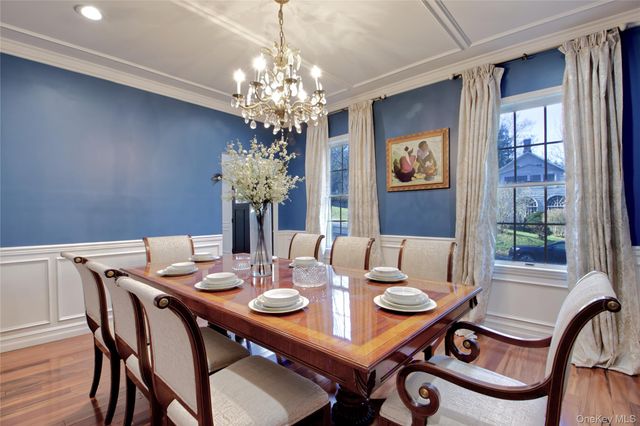 50 Davis Lane, Roslyn, NY 11576