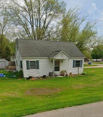 725 S 1st Street, Chesaning, MI 48616