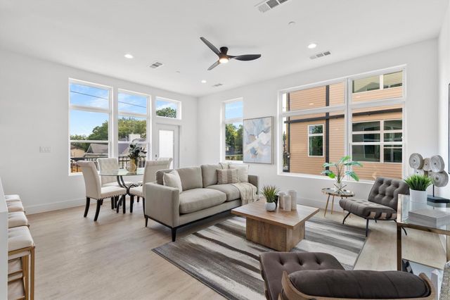 723 W 10th Street 102, Dallas, TX 75208