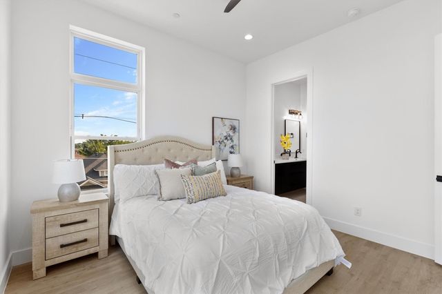 723 W 10th Street 102, Dallas, TX 75208