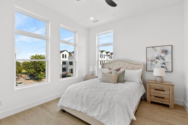 723 W 10th Street 102, Dallas, TX 75208