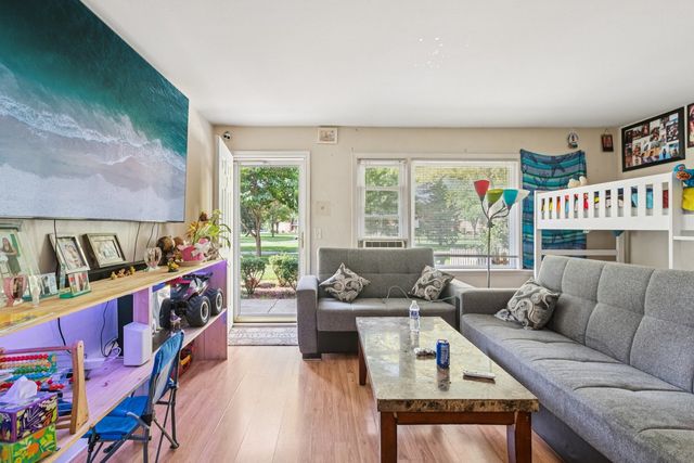 1119 E Algonquin Road 7, Arlington Heights, IL 60005