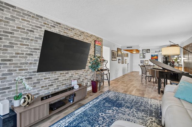 3 Royal Palm Way 102, Boca Raton, FL 33432