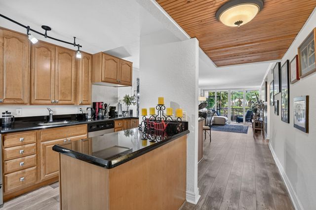 3 Royal Palm Way 102, Boca Raton, FL 33432