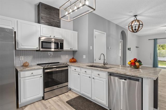 9985 SHADOW CREEK DR, Orlando, FL 32832