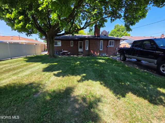 3238 S Eastmoreland Drive, Oregon, OH 43616