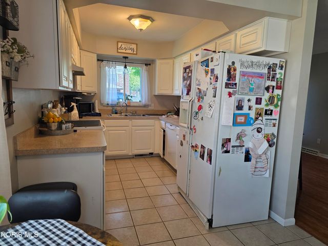 3238 S Eastmoreland Drive, Oregon, OH 43616